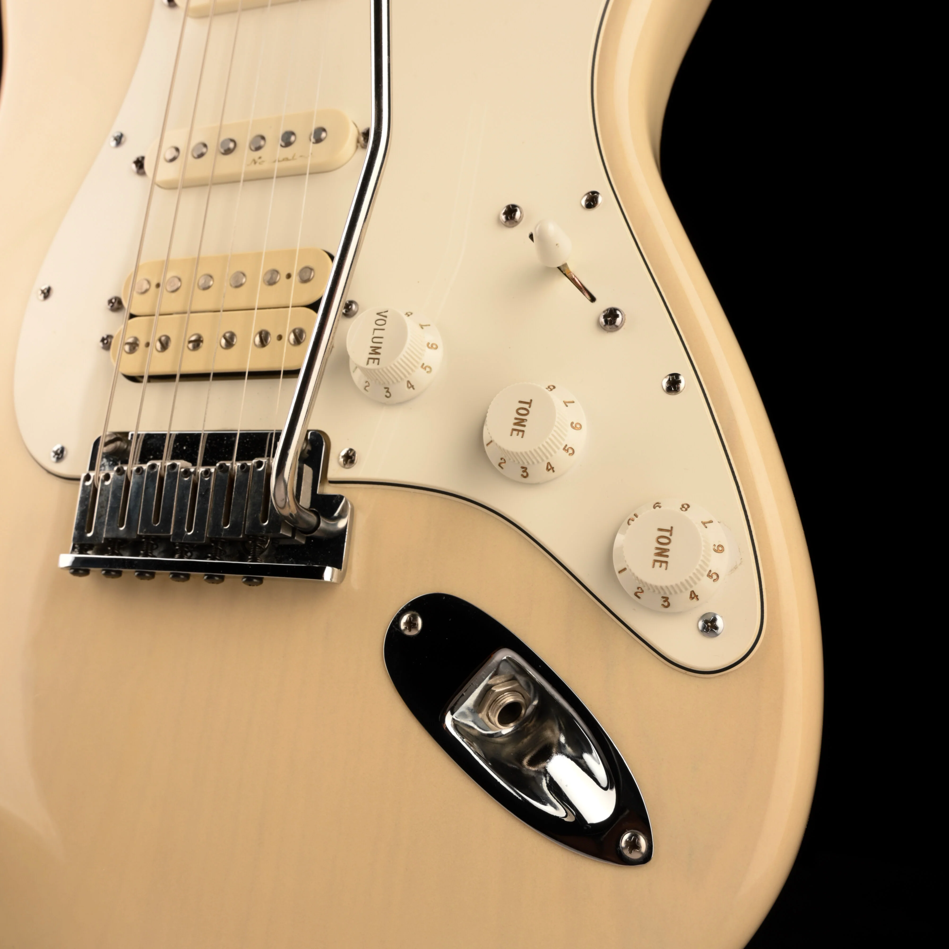 Pre Owned 1998 Fender American Deluxe Fat Stratocaster HSS White Blonde with Bag - Image 6