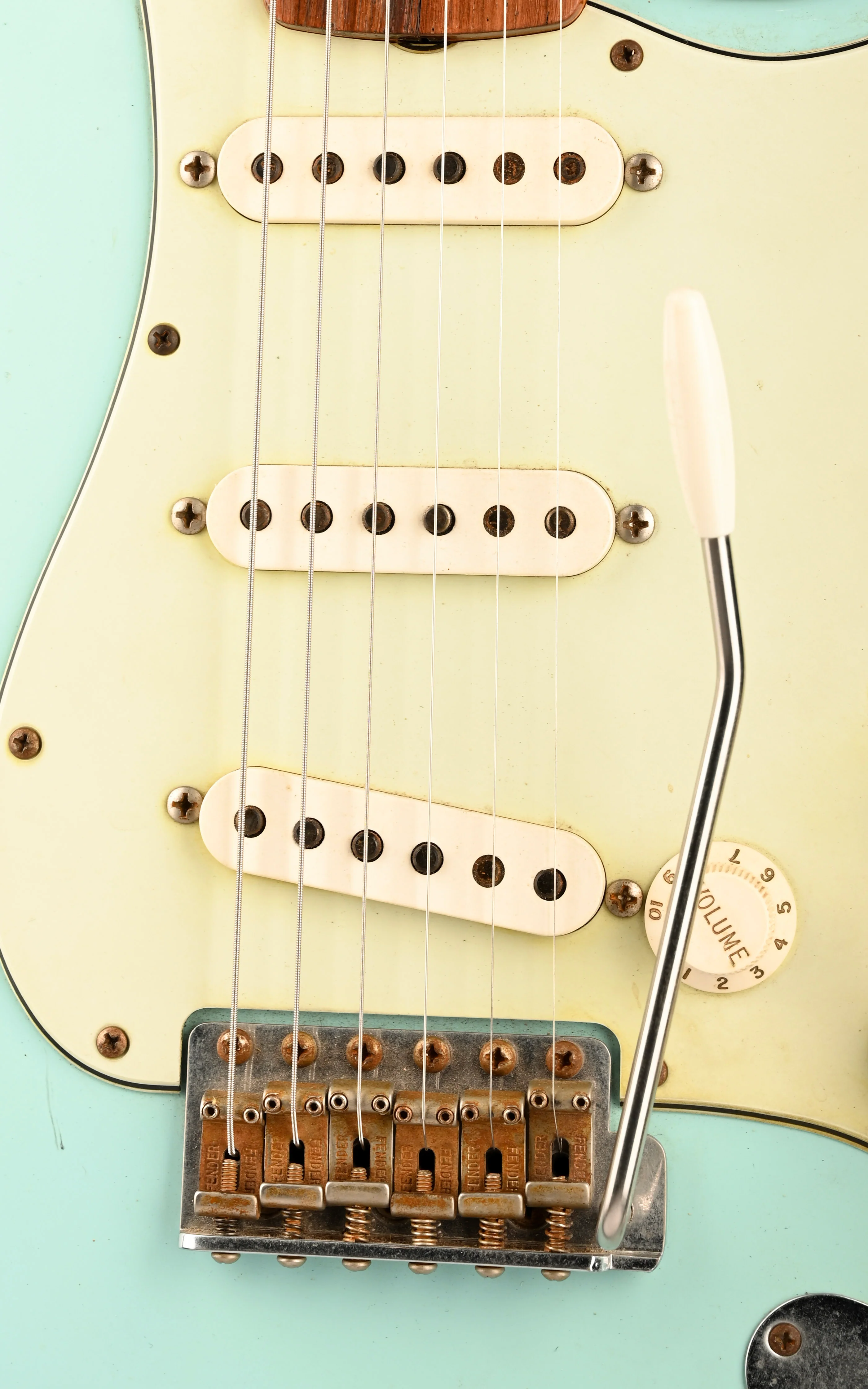 Pre Owned 2008 Fender Custom Shop 1960 Stratocaster Relic Daphne Blue With Case - Image 7