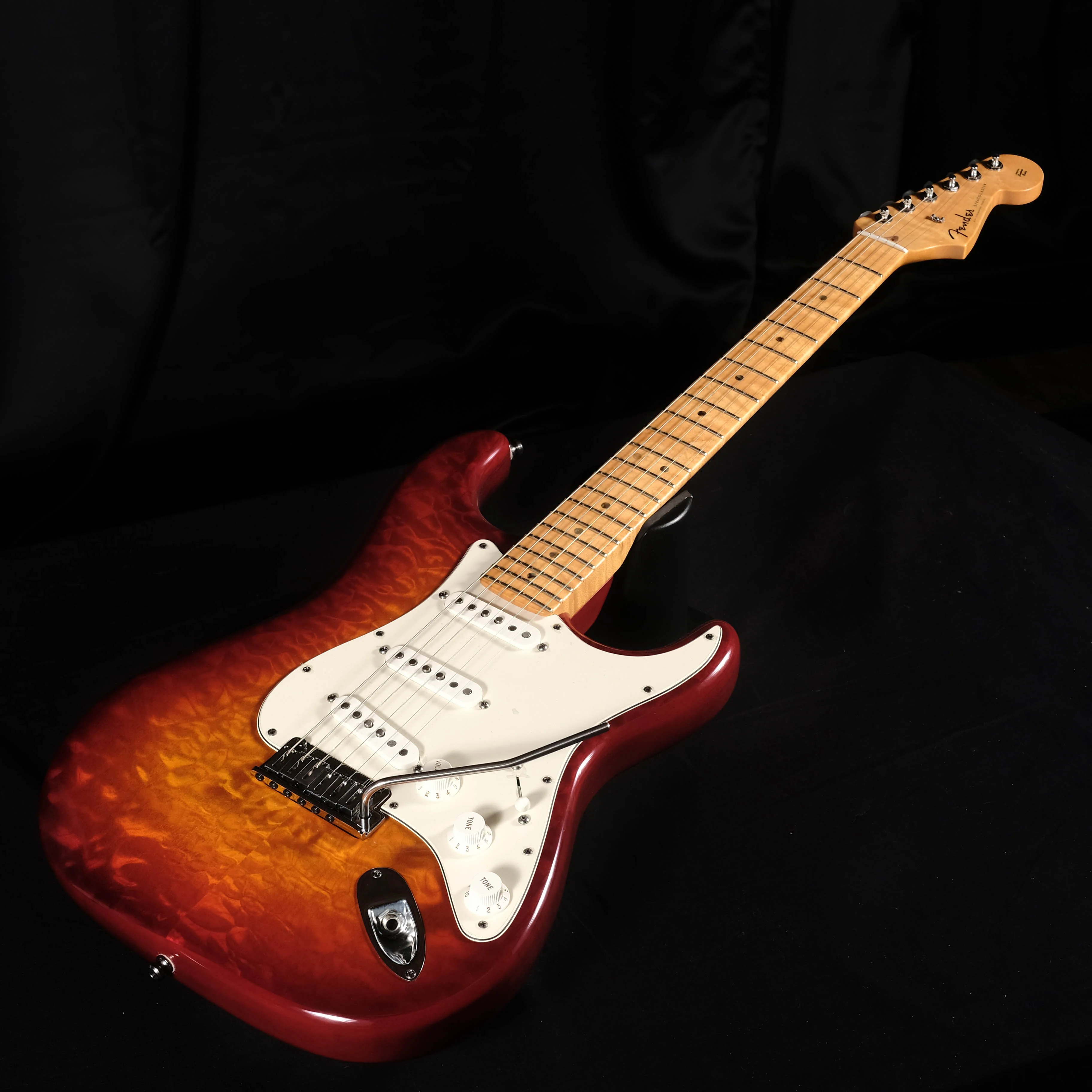 Pre Owned 2012 Fender Custom Shop Custom Deluxe Stratocaster Quilt Maple w/ OHSC - Image 3