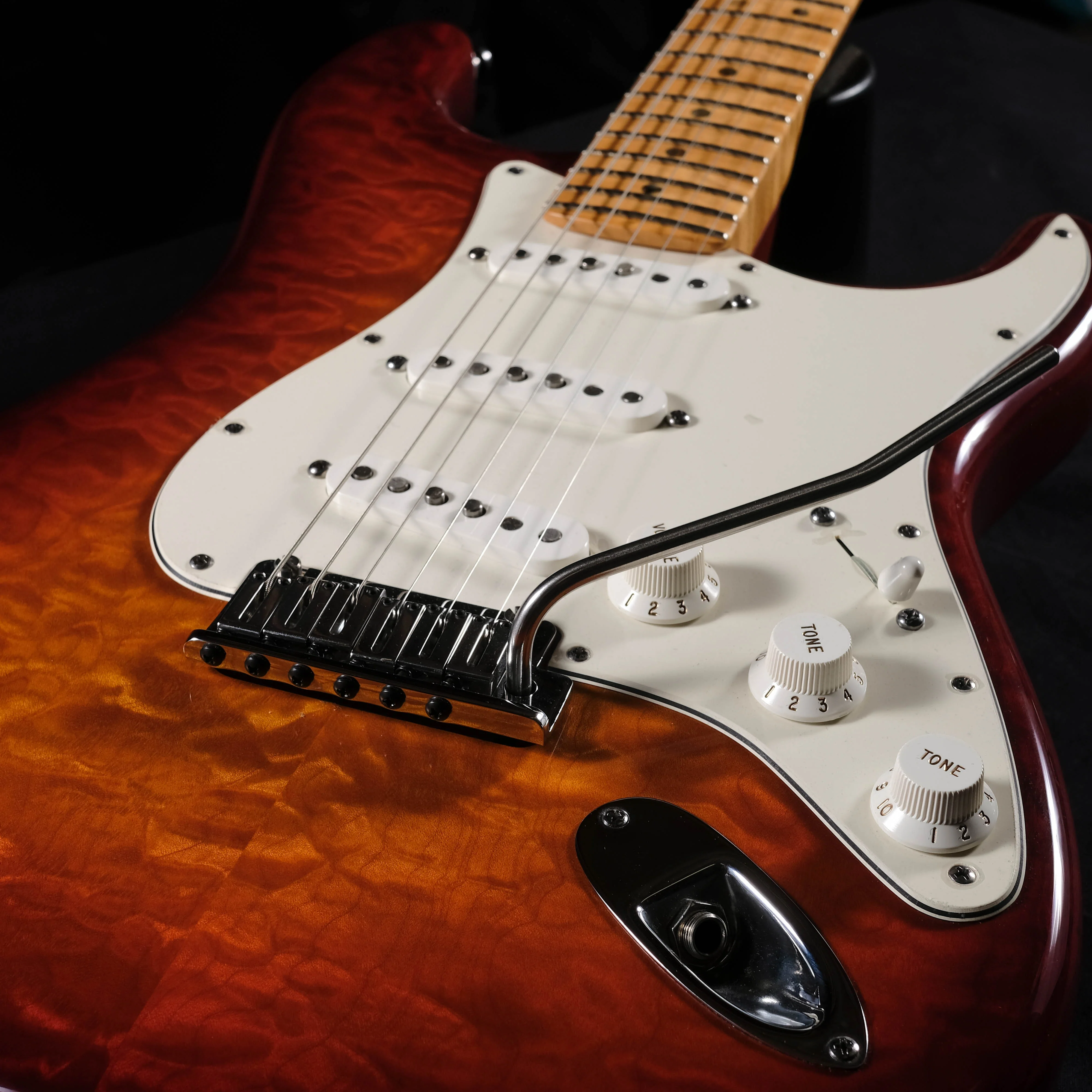 Pre Owned 2012 Fender Custom Shop Custom Deluxe Stratocaster Quilt Maple w/ OHSC - Image 4