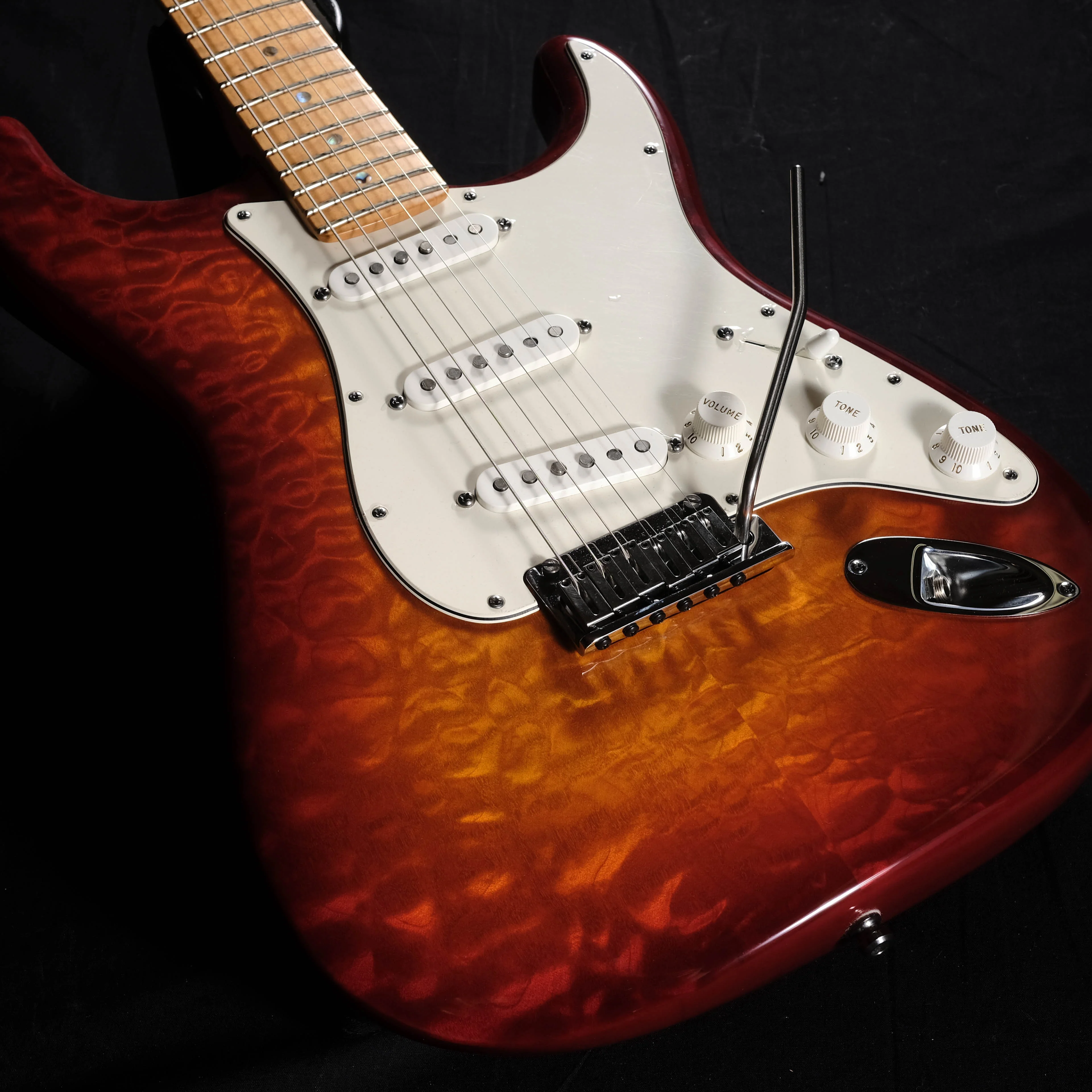 Pre Owned 2012 Fender Custom Shop Custom Deluxe Stratocaster Quilt Maple w/ OHSC - Image 5