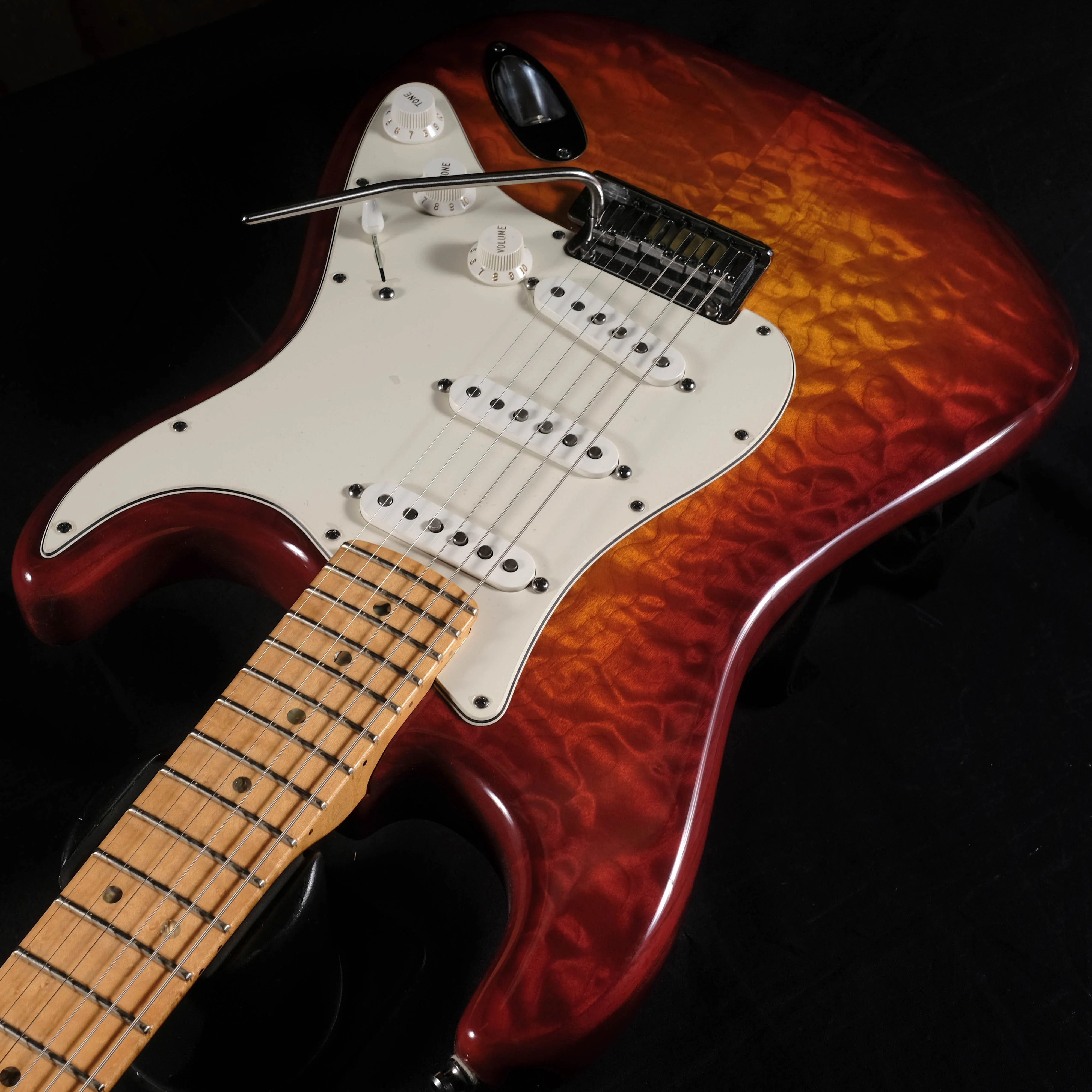 Pre Owned 2012 Fender Custom Shop Custom Deluxe Stratocaster Quilt Maple w/ OHSC - Image 6