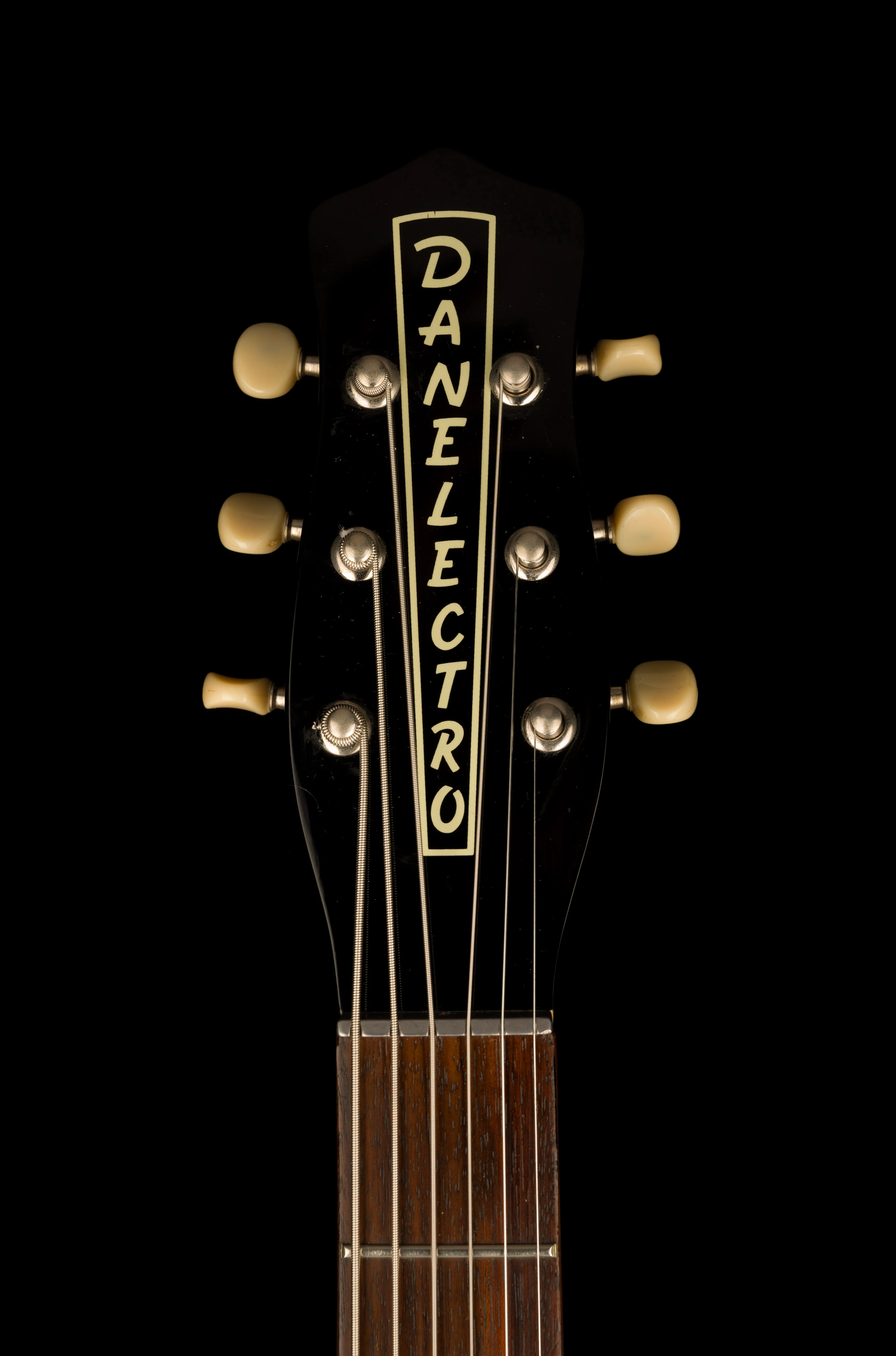 Pre Owned Danelectro U-2 ‘56 Baritone Guitar Black With Gig Bag - Image 12