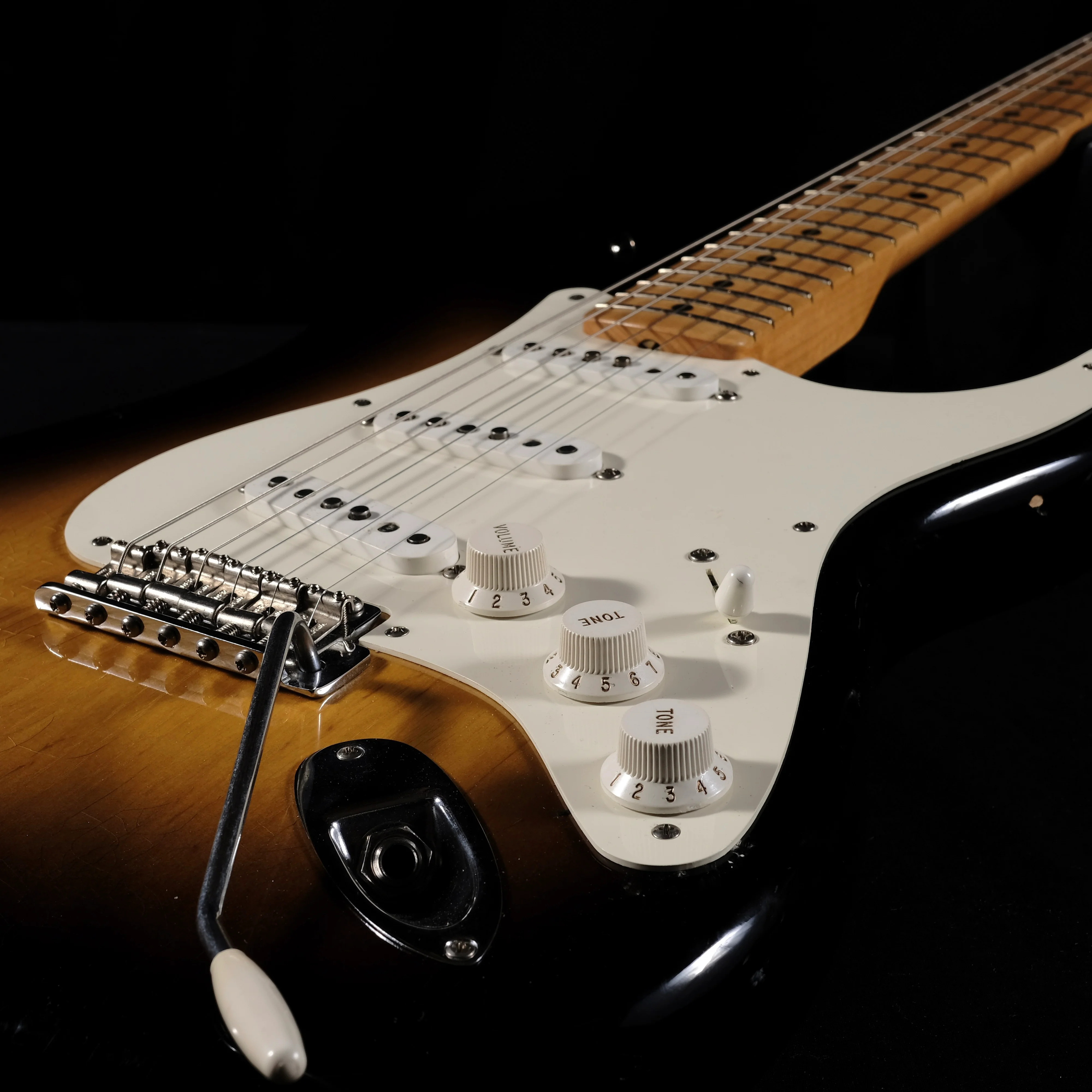 Pre Owned '13 Fender Custom Shop '55 Closet Classic Stratocaster 2 Tone Sunburst C of A OHSC - Image 4