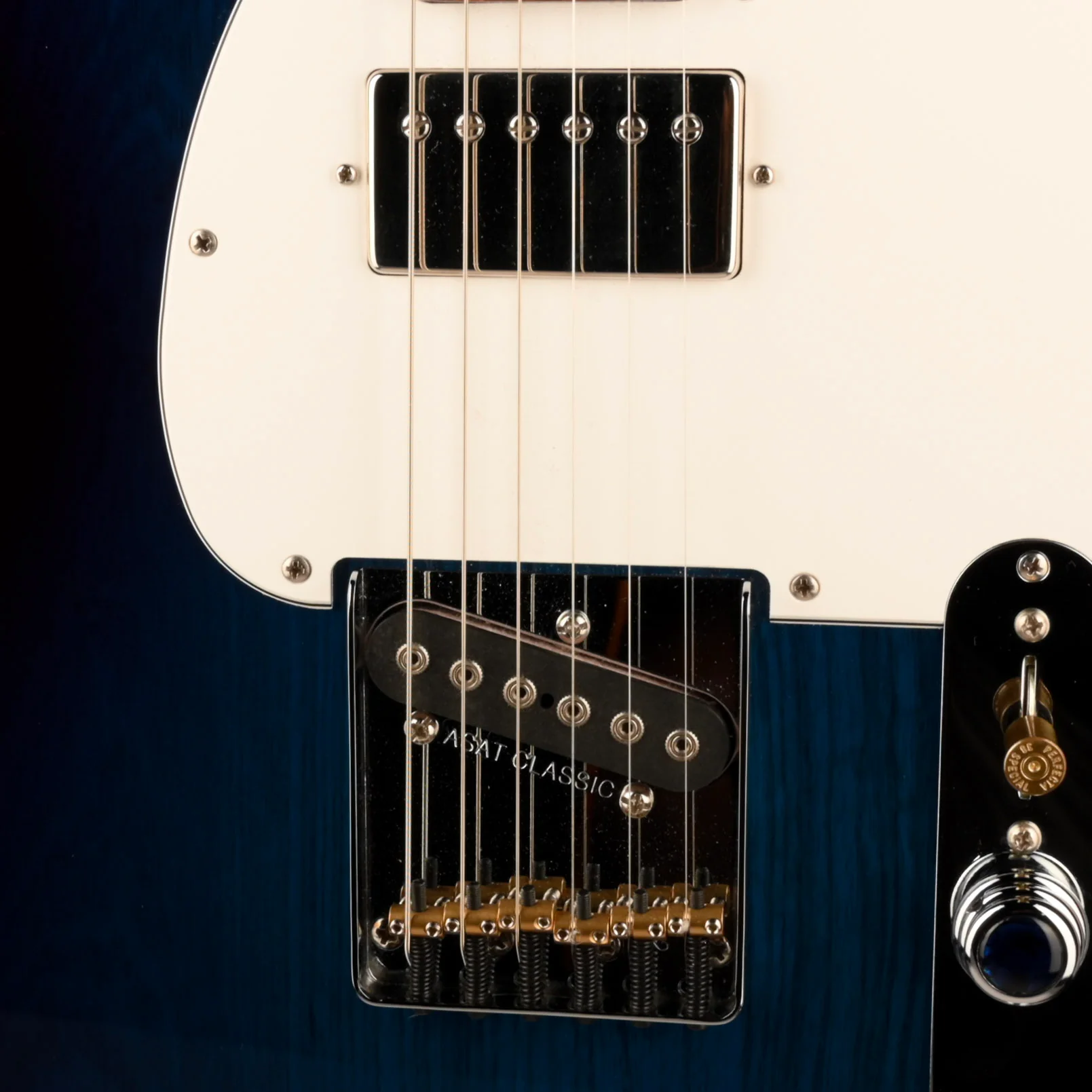 Pre Owned G&L ASAT Deluxe Classic Bluesboy Blueburst With OHSC - Image 4