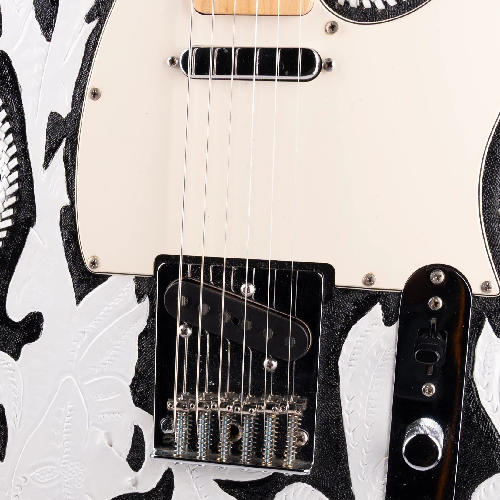 Pre-Owned  Partscaster  Wailin' Winnings T-Style Black/White Leather With HSC - Image 4