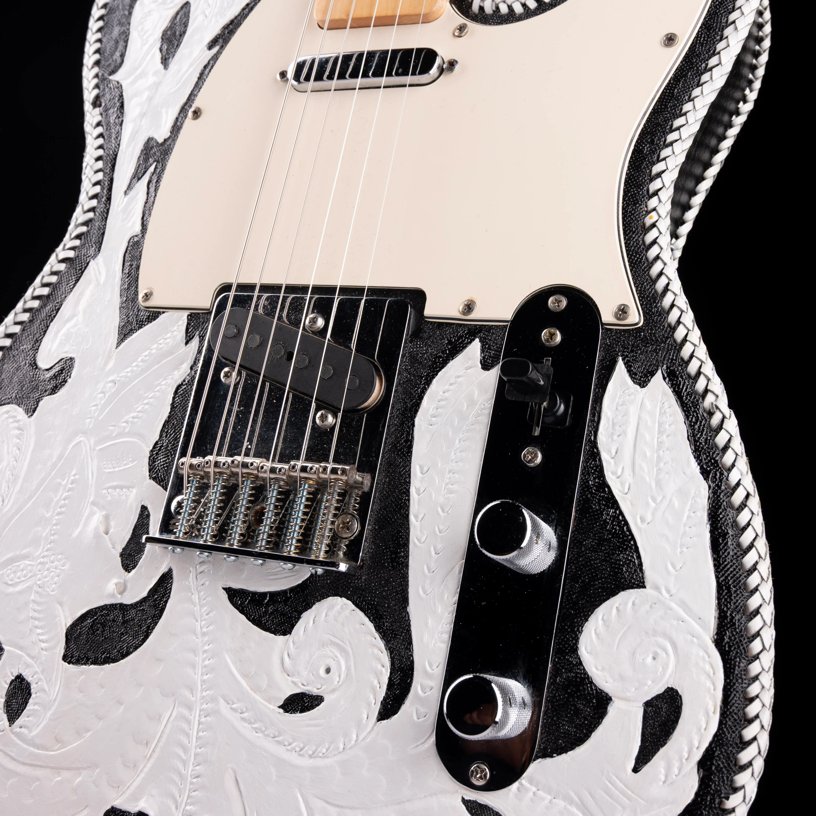 Pre-Owned  Partscaster  Wailin' Winnings T-Style Black/White Leather With HSC - Image 5