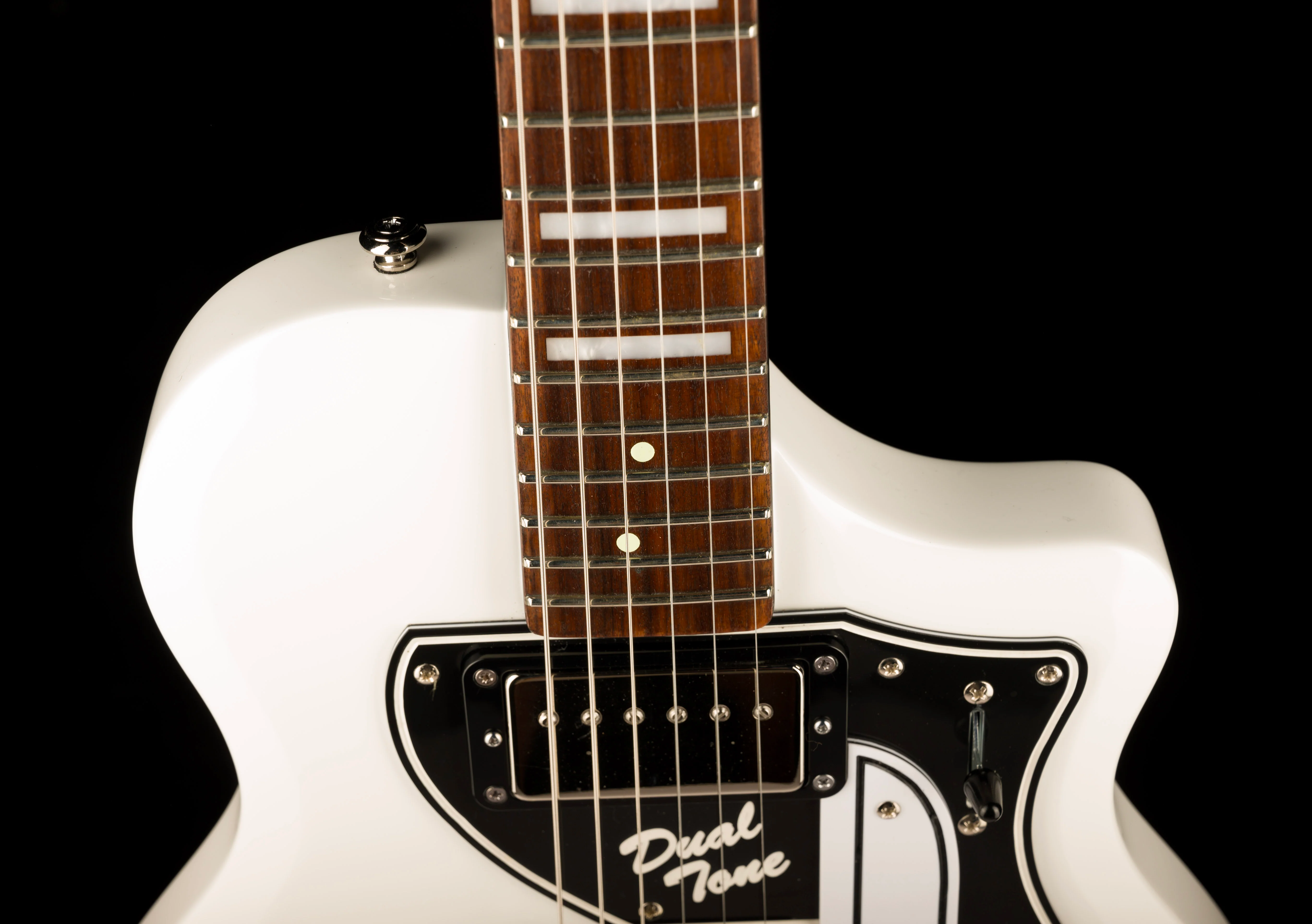 Pre Owned Supro 1224DBHT Limited Edition David Bowie 1961 Dual Tone Hardtail White With Gig Bag - Image 3