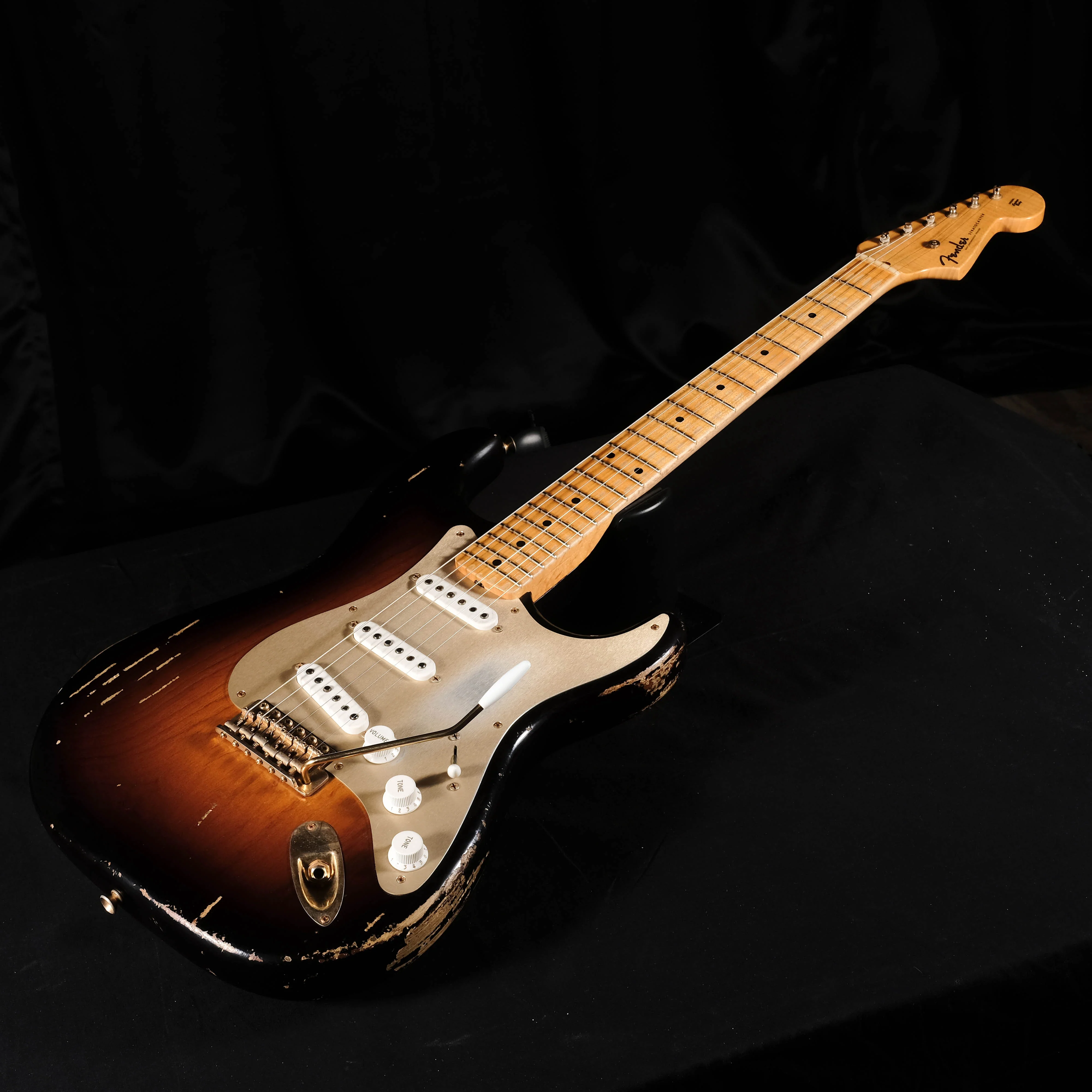Pre Owned '14 Limited Edition Fender Custom Shop Heavy Relic Golden 50s Stratocaster Sunburst - Image 3