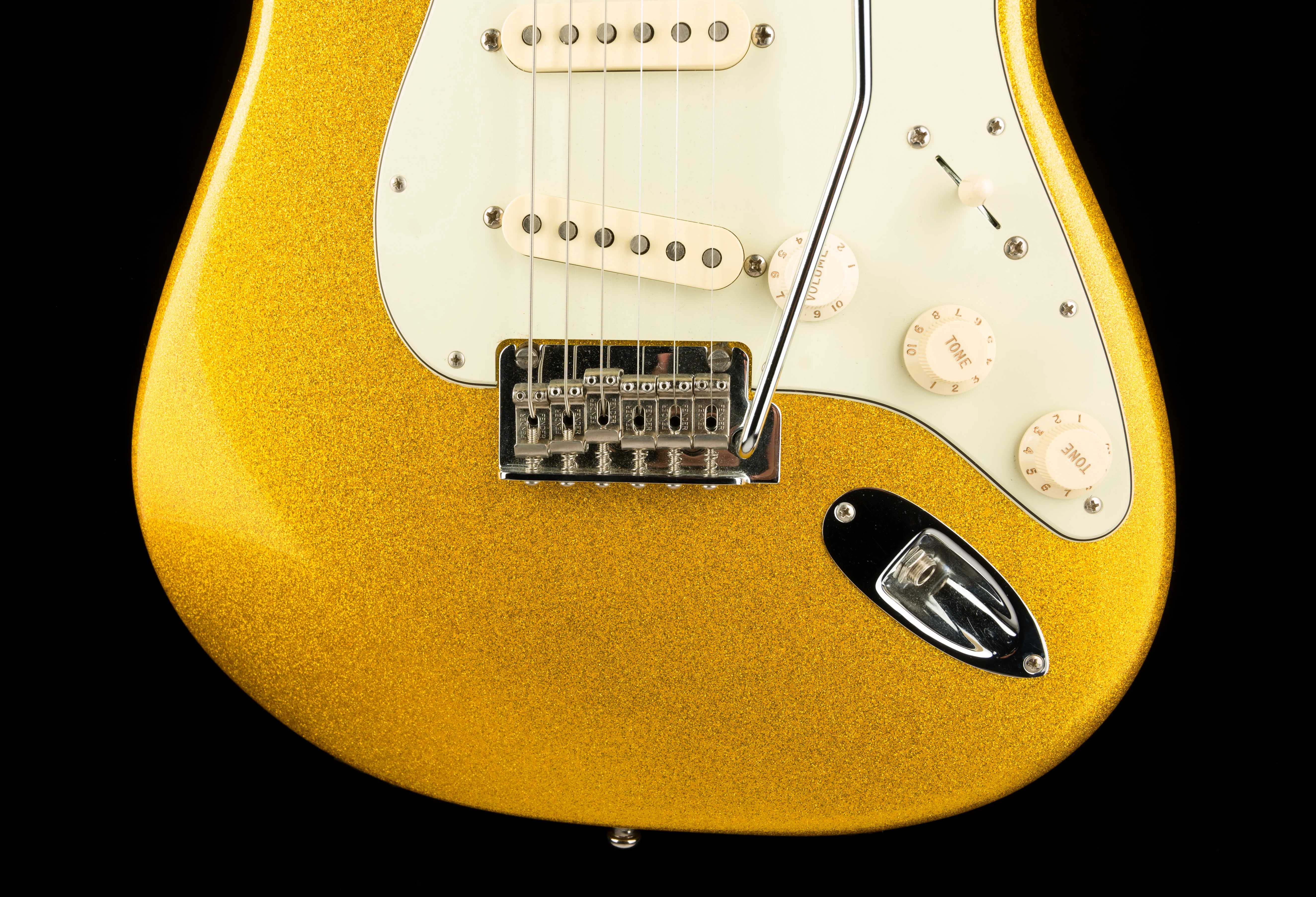 Used Fender Limited Edition Classic Player FSR 60's Stratocaster Vegas Gold with Case - Image 5
