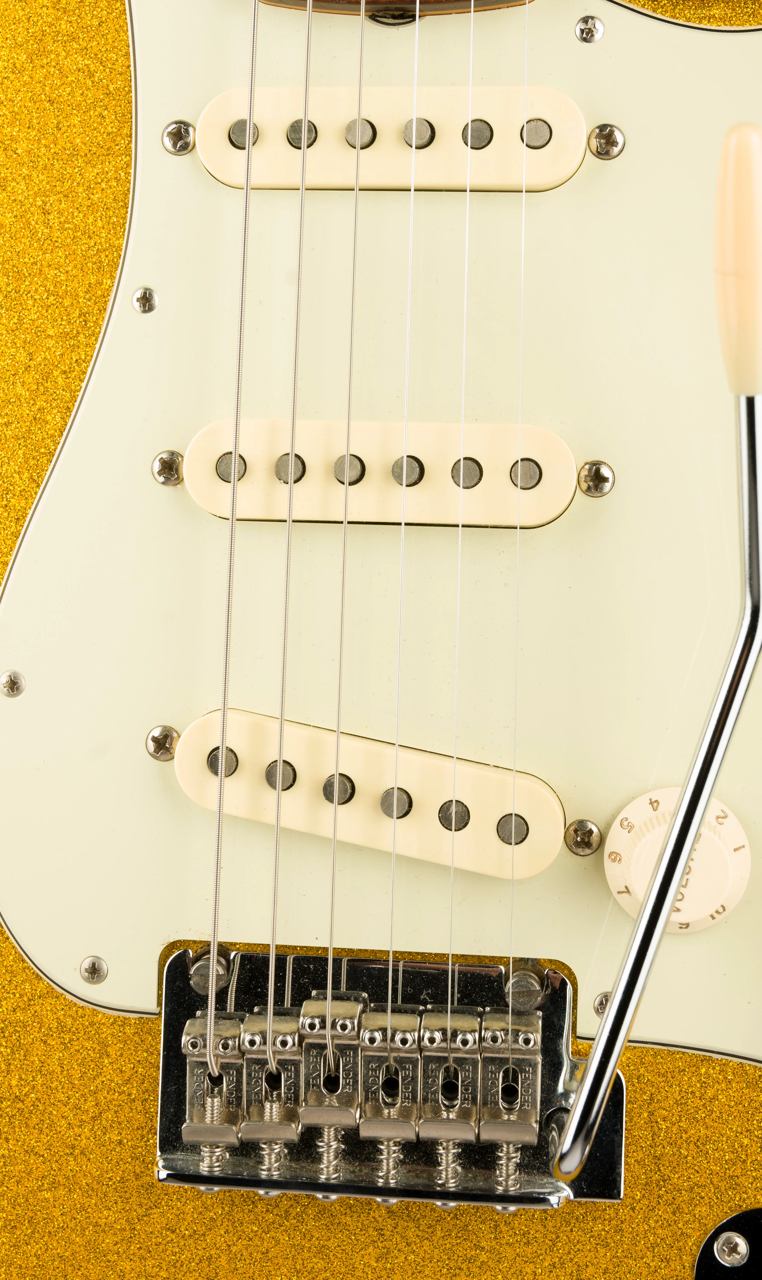 Used Fender Limited Edition Classic Player FSR 60's Stratocaster Vegas Gold with Case - Image 7