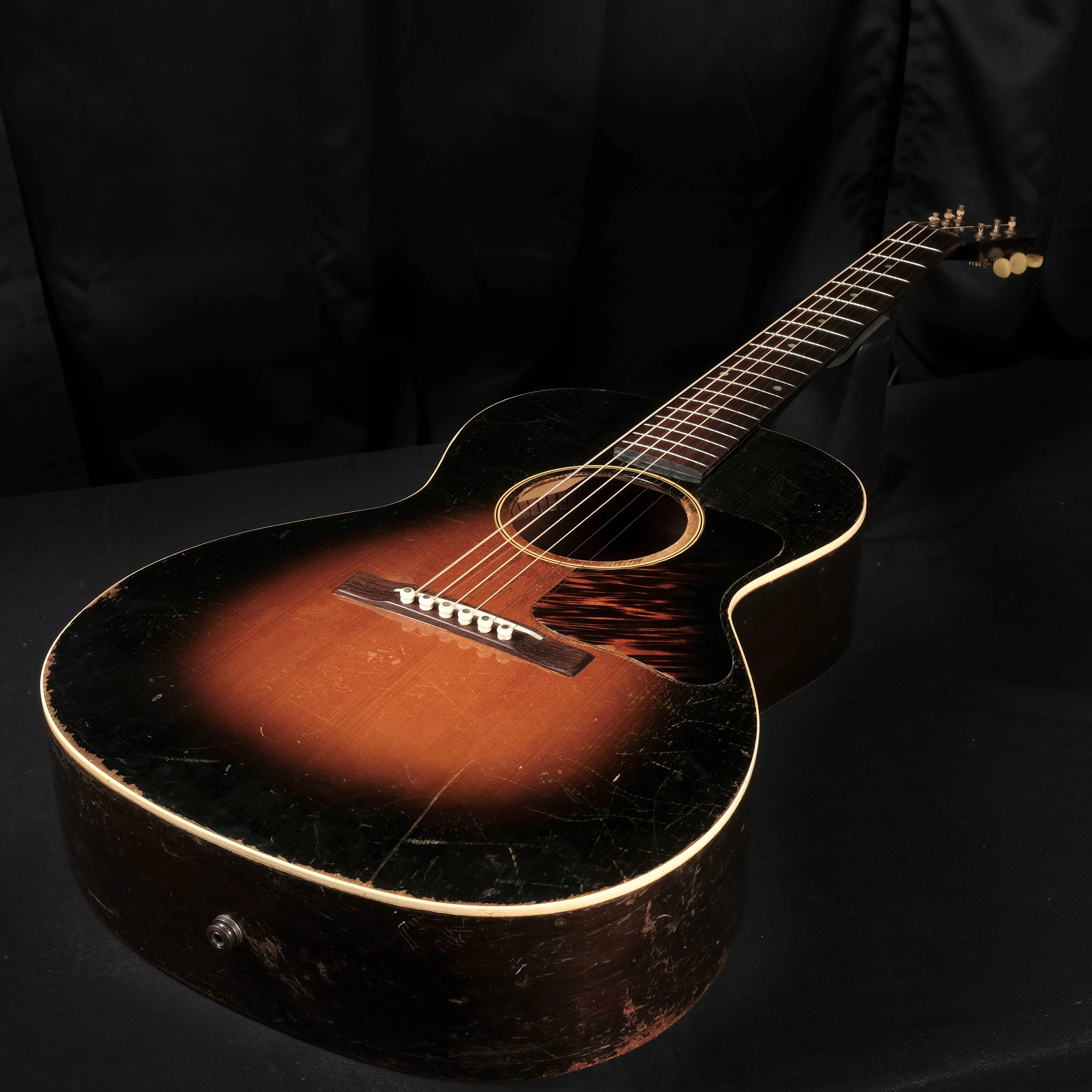 Pre Owned 1935 Gibson L-00 Sunburst Acoustic Guitar With LR Baggs M1 Pickup W/ HSC - Image 4